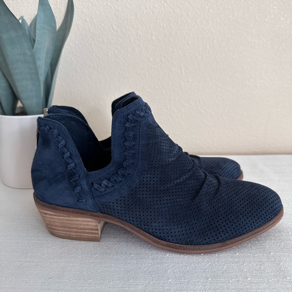 New Vince Camuto Palmina Navy Perforated Suede Heeled Ankle Booties Women’s 8.5W